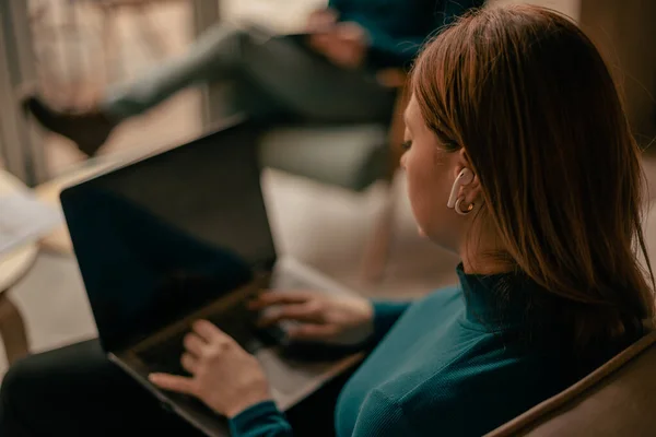Blond Kvinna Som Jobbar Laptop Hon Använder Hörlurar Och Lyssnar — Stockfoto