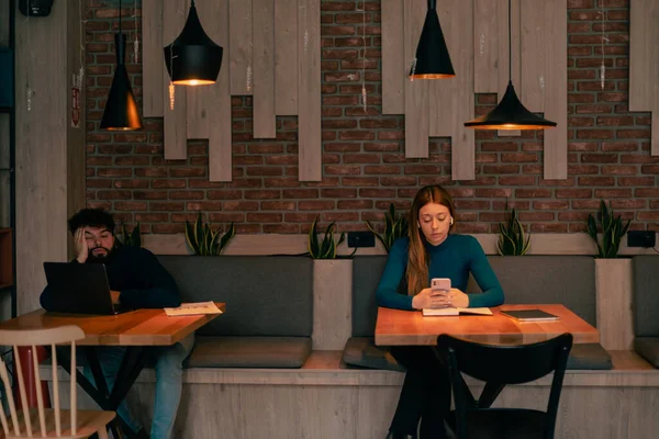 Dos Jóvenes Estudiantes Sentados Cafetería Trabajando Ocupándose Sus Propios Asuntos — Foto de Stock