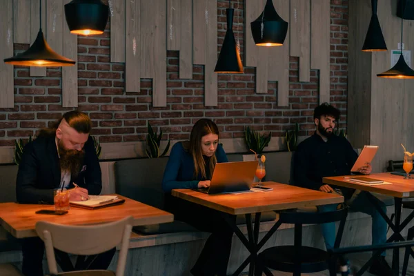 Belos Empresários Sucesso Trabalhando Remotamente Café Bar Eles Estão Resolvendo — Fotografia de Stock