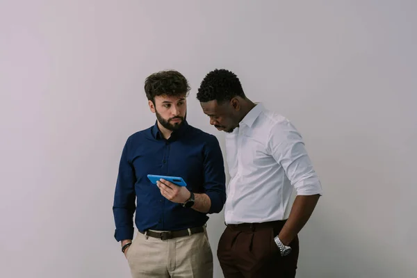 Due Colleghi Lavoro Formali Multirazziali Che Guardano Telefono Abbigliamento Formale — Foto Stock