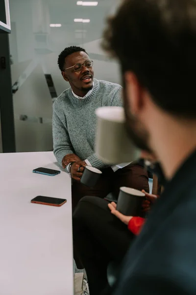 Όμορφος Μαύρος Άντρας Που Μιλάει Τους Συναδέλφους Του — Φωτογραφία Αρχείου