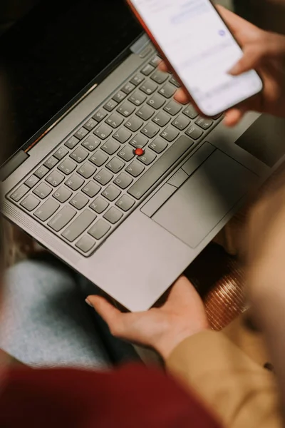 Närbild Affärskvinna Som Håller Telefonen Handen Och Laptop Knät — Stockfoto
