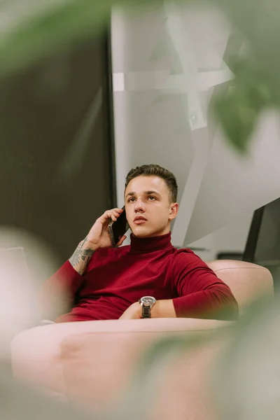 Eine Schöne Männliche Person Liegt Auf Einem Rosafarbenen Sofa Büro — Stockfoto