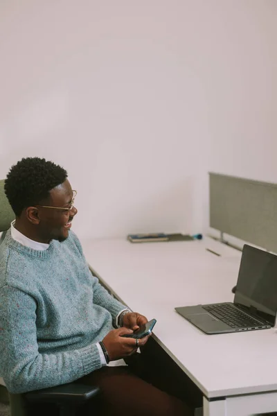 Κοντινό Πλάνο Του Νεαρού Αφροαμερικανού Επιχειρηματία Χαμογελώντας Ενώ Κάθεται Στο — Φωτογραφία Αρχείου