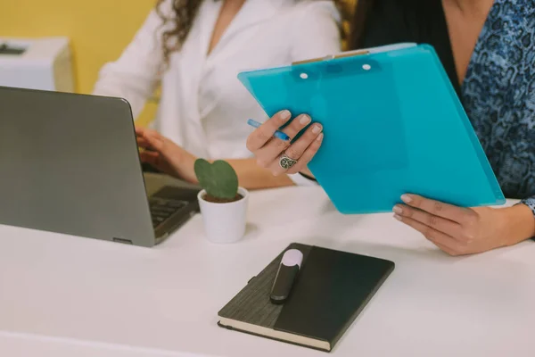Närbild Två Affärskvinnor Arbetar Laptop Och Den Andra Håller Filerna — Stockfoto