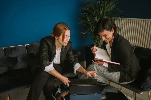 Duas Mulheres Negócios Bonitas Olhando Para Laptop Enquanto Sorri — Fotografia de Stock