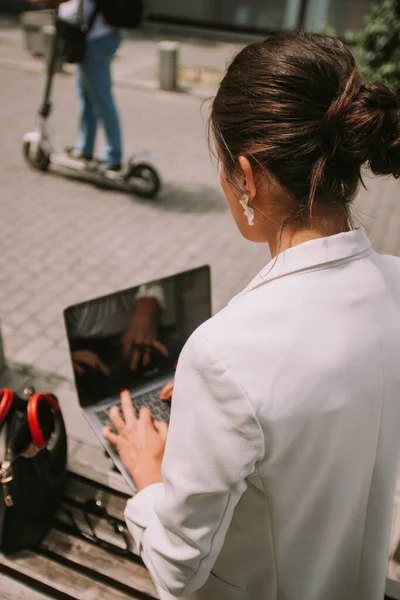 Kadınının Bankta Otururken Dizüstü Bilgisayarıyla Çalışmasını Kapat — Stok fotoğraf