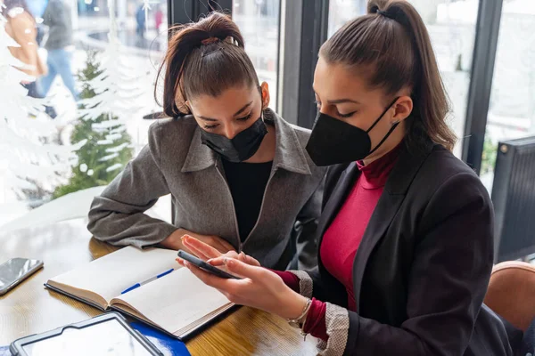 Duas Mulheres Negócios Incríveis Atraentes Estão Trabalhando Telefone Juntos Máscara — Fotografia de Stock