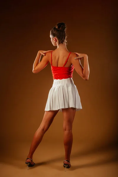 Una Foto Una Chica Elegante Posando Estudio Las Manos Sobre — Foto de Stock