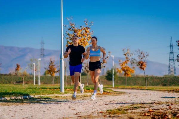 公園で素晴らしいカップルジョギング — ストック写真