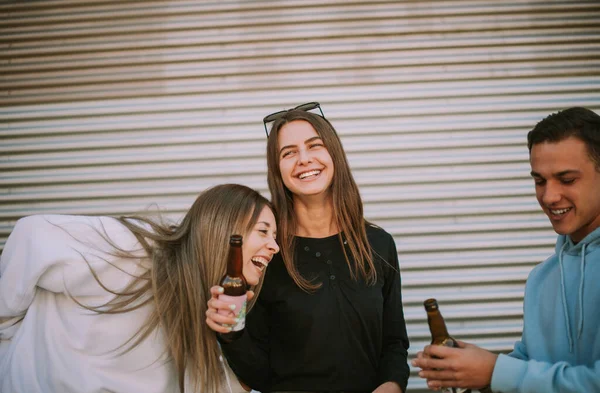 Primer Plano Tres Amigos Divirtiéndose Mientras Beben Cerveza — Foto de Stock