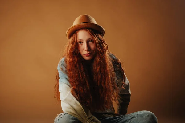Close Beautiful Ginger Girl Posing Her Hat While Sitting Studio — Stock Photo, Image