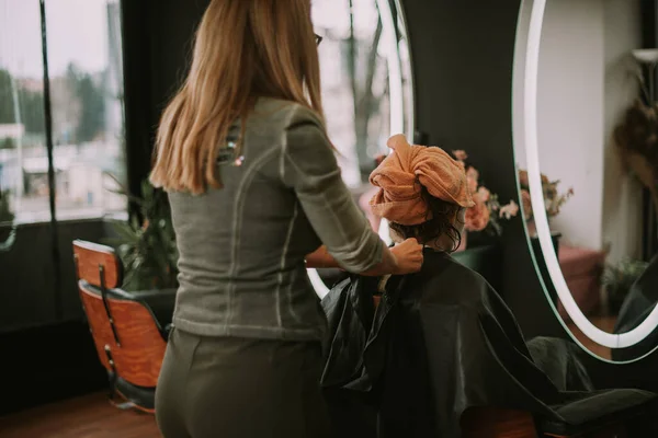 Zbliżenie Blond Fryzjer Przygotowuje Się Cięcia Włosów Salonie Fryzjerskim — Zdjęcie stockowe