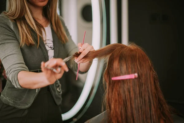Zbliżenie Górę Blondynka Fryzjer Cięcie Jej Klienci Grzywka Salon Fryzjerski — Zdjęcie stockowe