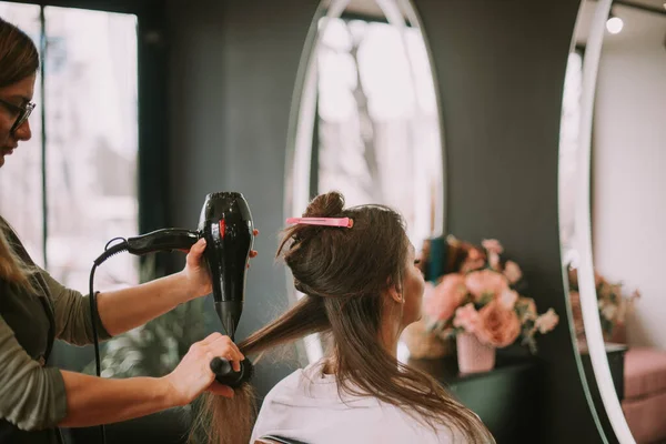 Kadeřník Stojící Vykouřit Sušení Její Klientky Vlasy Kadeřnictví — Stock fotografie