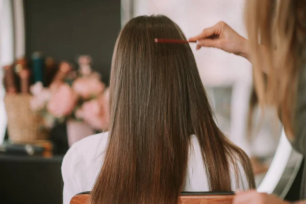 Крупним Планом Перукар Чистить Клієнтське Волосся Перукарні — стокове фото