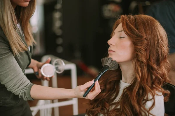 Zbliżenie Blondynka Makijaż Artysta Wprowadzenie Podkreślające Jej Klienci Podbródek Salon — Zdjęcie stockowe