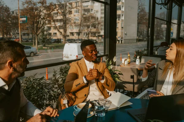Όμορφη Επιχειρηματίας Μιλάει Τους Συναδέλφους Της Ενώ Κάθεται Στο Καφέ — Φωτογραφία Αρχείου