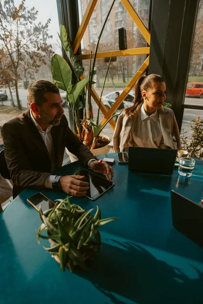 Δύο Επιχειρηματίες Κοιτάζουν Αλλού Και Μιλάνε Ενώ Κάθονται Στο Καφέ — Φωτογραφία Αρχείου