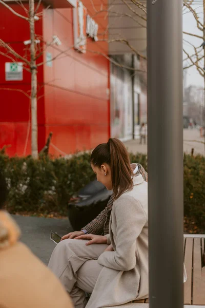 Dos Personas Negocios Mirando Tableta Mientras Están Sentados Banco Parque —  Fotos de Stock