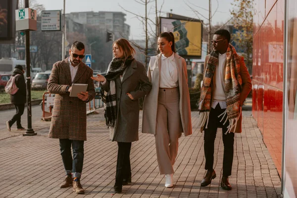 Τέσσερις Επιχειρηματίες Μιλούν Και Περπατούν Κοντά Στο Δρόμο — Φωτογραφία Αρχείου