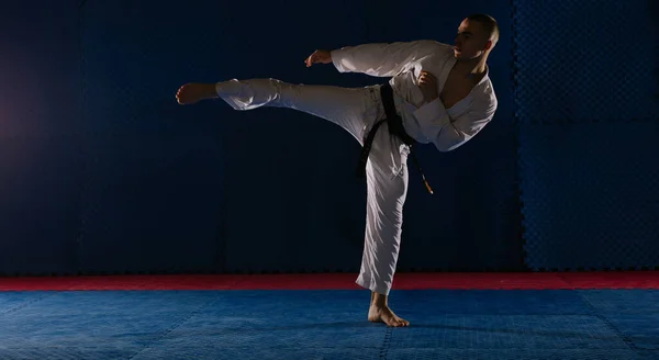 Snygg Karate Unge Gör Yoko Geri Karate Studio — Stockfoto