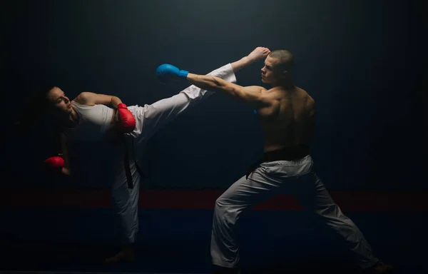 Dos Amigos Karate Guapos Haciendo Práctica Mawashi Geri Estudio Karate — Foto de Stock