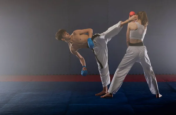Nahaufnahme Von Zwei Jungen Karate Freunden Beim Mawashi Geri Posen — Stockfoto