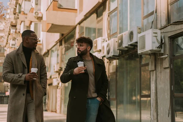 Stil Sahibi Çok Irklı Adamları Yürüyor Sohbet Ediyorlar Beyaz Adam — Stok fotoğraf