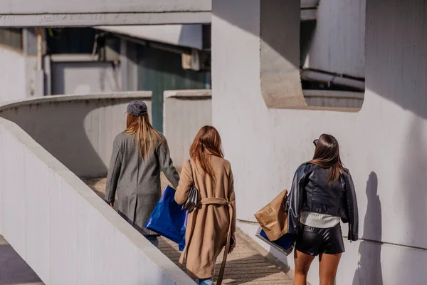 Modische Damen Mit Einkaufstüten Kommen Auf Den Parkplatz Sie Werden — Stockfoto