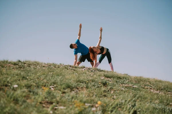 Pareja Yoga Con Los Brazos Alto Parte Superior Pradera Verde — Foto de Stock
