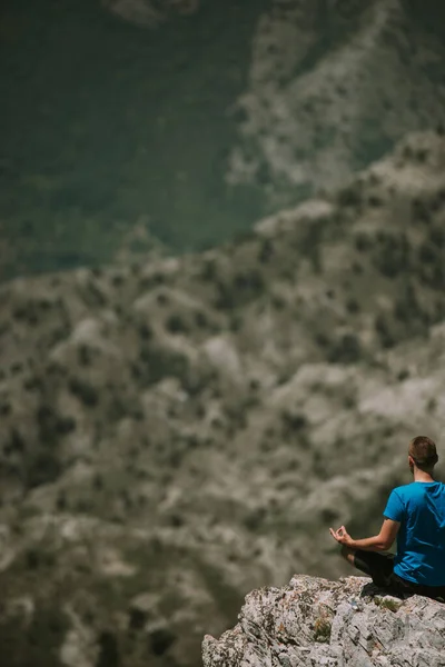 Homem Com Camisa Azul Meditando Topo Montanha — Fotografia de Stock