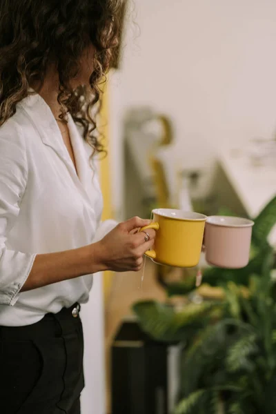 Close Photo Curly Business Girl Carrying Two Cups Coffee Side — Stock Photo, Image