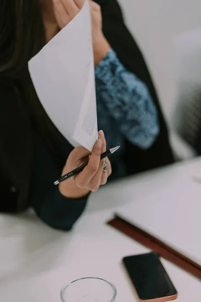 Bliskie Zdjęcie Bizneswoman Trzymającej Dokument Długopis Ręku — Zdjęcie stockowe