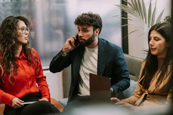 Junior Mitarbeiter Telefonieren Mit Ihrem Chef Irgendetwas Stimmt Nicht Mit — Stockfoto