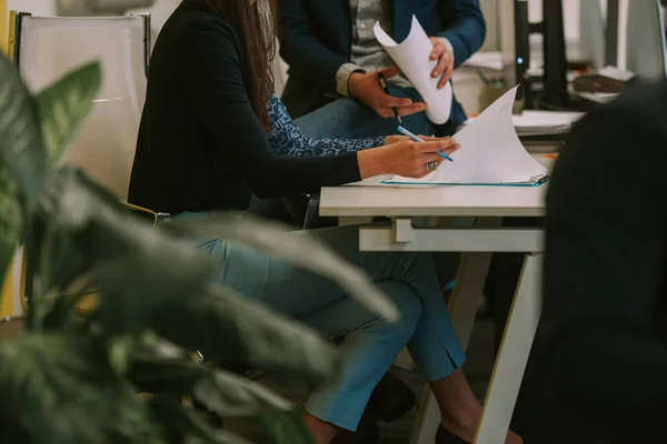 Zbliżenie Bizneswoman Idzie Korytarzem Jej Notatki Jej Parnter Podczas Siedząc — Zdjęcie stockowe