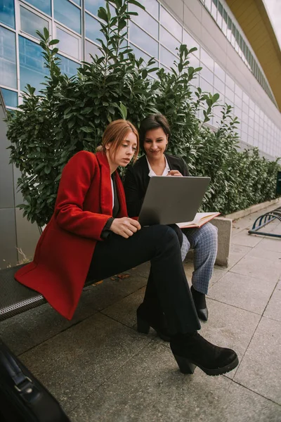 Affärskvinnor Tittar Laptopen Medan Sitter Bänken — Stockfoto