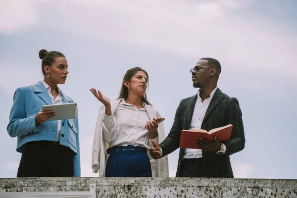Drei Geschäftskollegen Unterhalten Sich Während Sie Oben Gebäude Stehen — Stockfoto