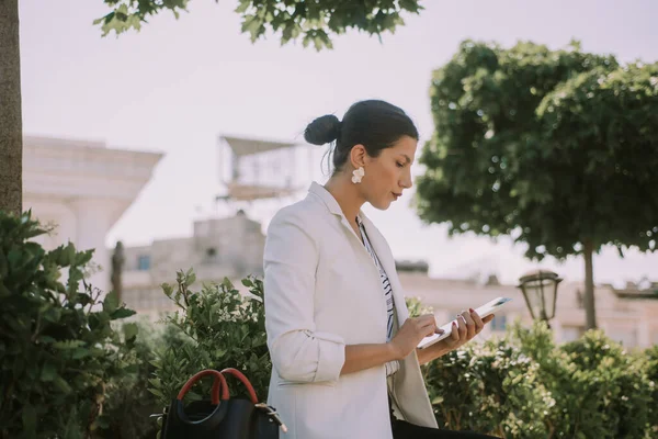 Güzel Bir Kadını Parkta Oturmuş Tablet Üzerinde Çalışıyor — Stok fotoğraf