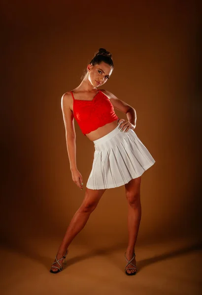 Una Chica Con Falda Blanca Top Rojo Posando Sobre Fondo — Foto de Stock