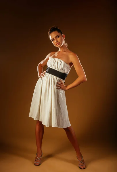 Vorderseite Des Weiblichen Modells Posiert Weißem Rock Mit Schwarzem Gürtel — Stockfoto