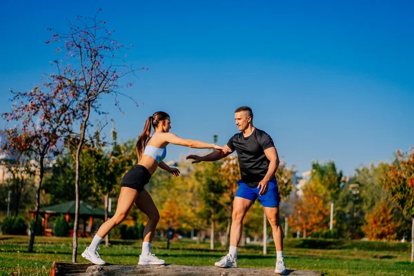 Ett Vackert Sportigt Par Har Roligt Parken Medan Tränar Balanserar — Stockfoto