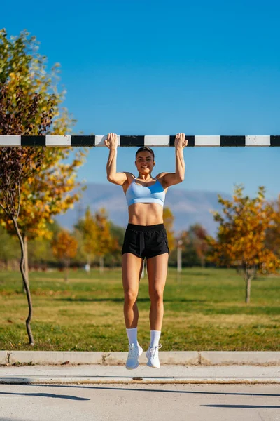 Strong Fit Girl Doing Pull Ups While Holding Goal Crossbar — 스톡 사진
