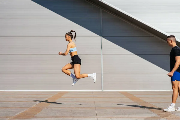 Una Chica Sexy Impresionante Saltando Calentando Antes Hacer Ejercicio Novio — Foto de Stock