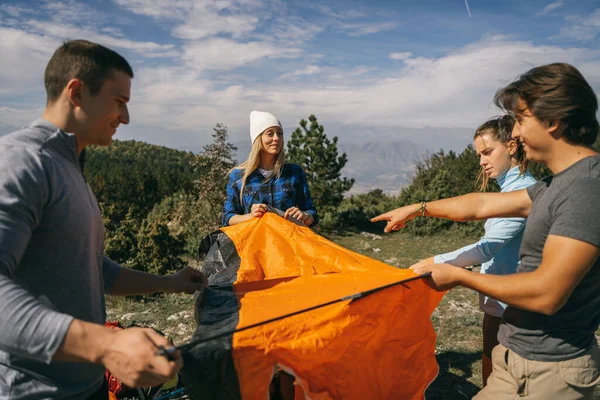 Senderistas Haciendo Carpa Naranja Mientras Están Pie Cima Montaña — Foto de Stock