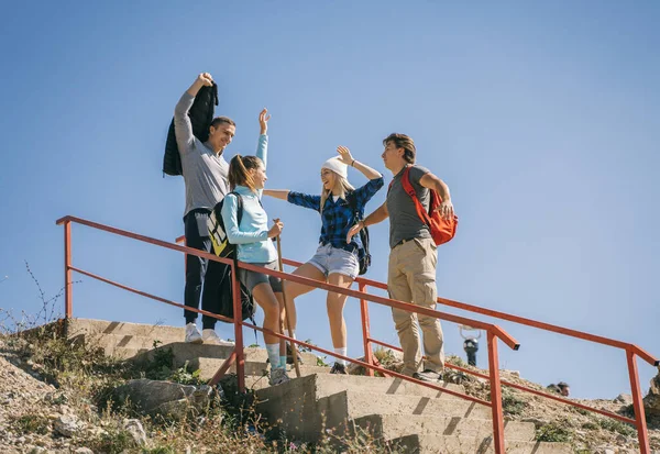 Négy Túrázó Barát Szórakozik Miközben Lépcsőn Állnak — Stock Fotó