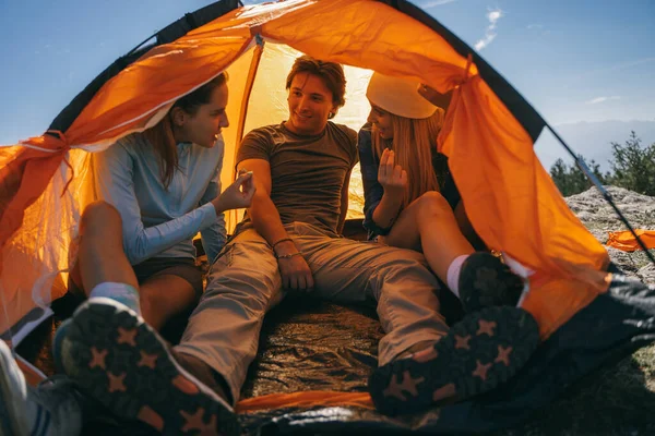 Três Amigos Conversando Enquanto Estavam Sentados Tenda Laranja Topo Montanha — Fotografia de Stock