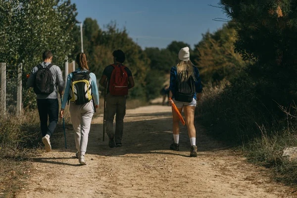 Mannelijke Vrouwelijke Vrienden Wandelaars Samen Rondhangen Het Bos Een Prachtige — Stockfoto