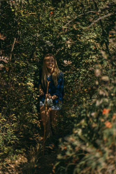 Güzel Sarışın Yürüyüşçü Kız Yaprakların Arasında Duruyor Gülümsüyor — Stok fotoğraf