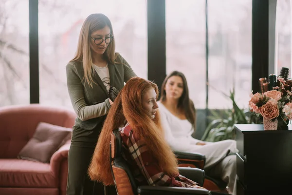 Güzel Sarışın Kuaförün Müşterilerine Kızıl Saç Fırçalamasını Kuaförde Onunla Konuşmasını — Stok fotoğraf